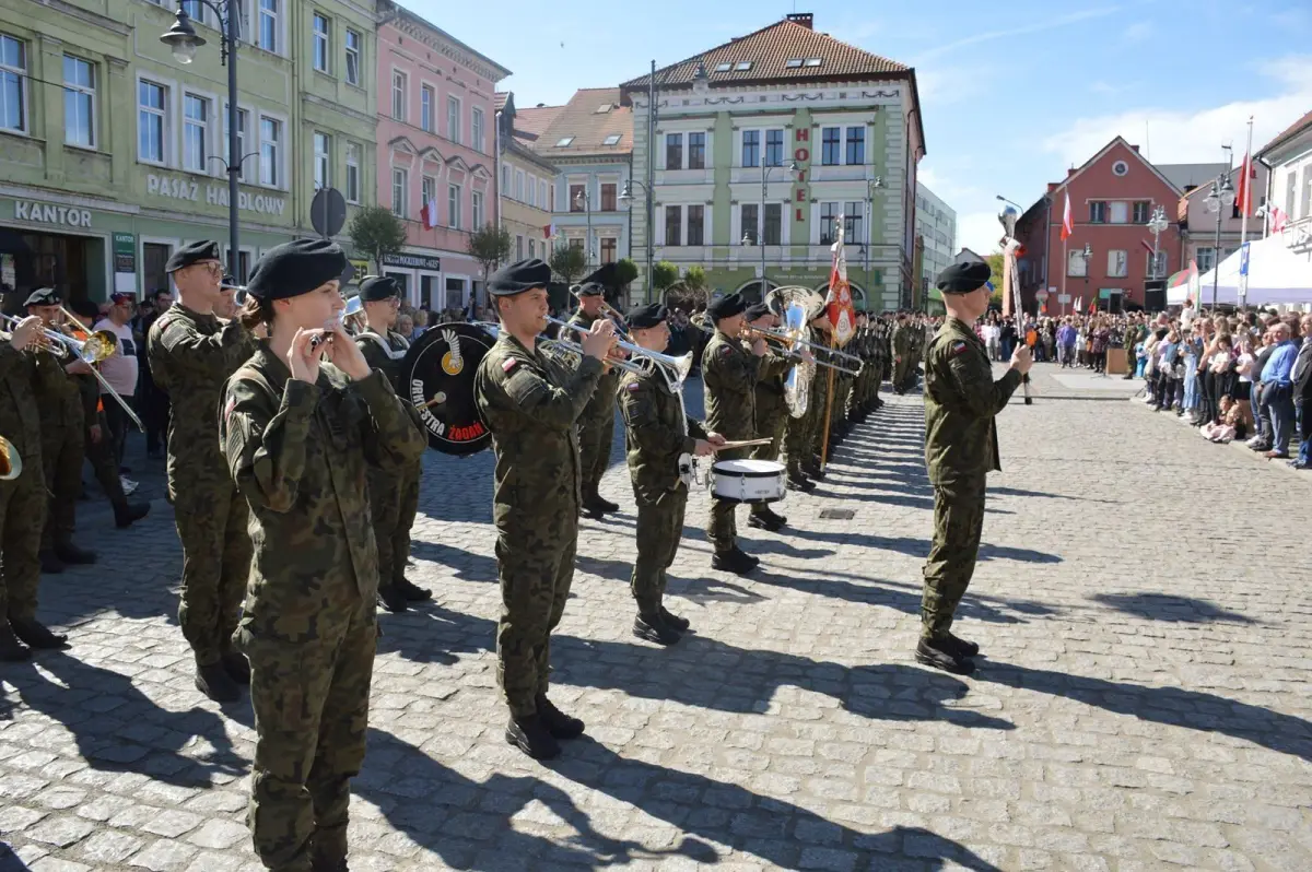 Uroczystość na rynku w Leśnej