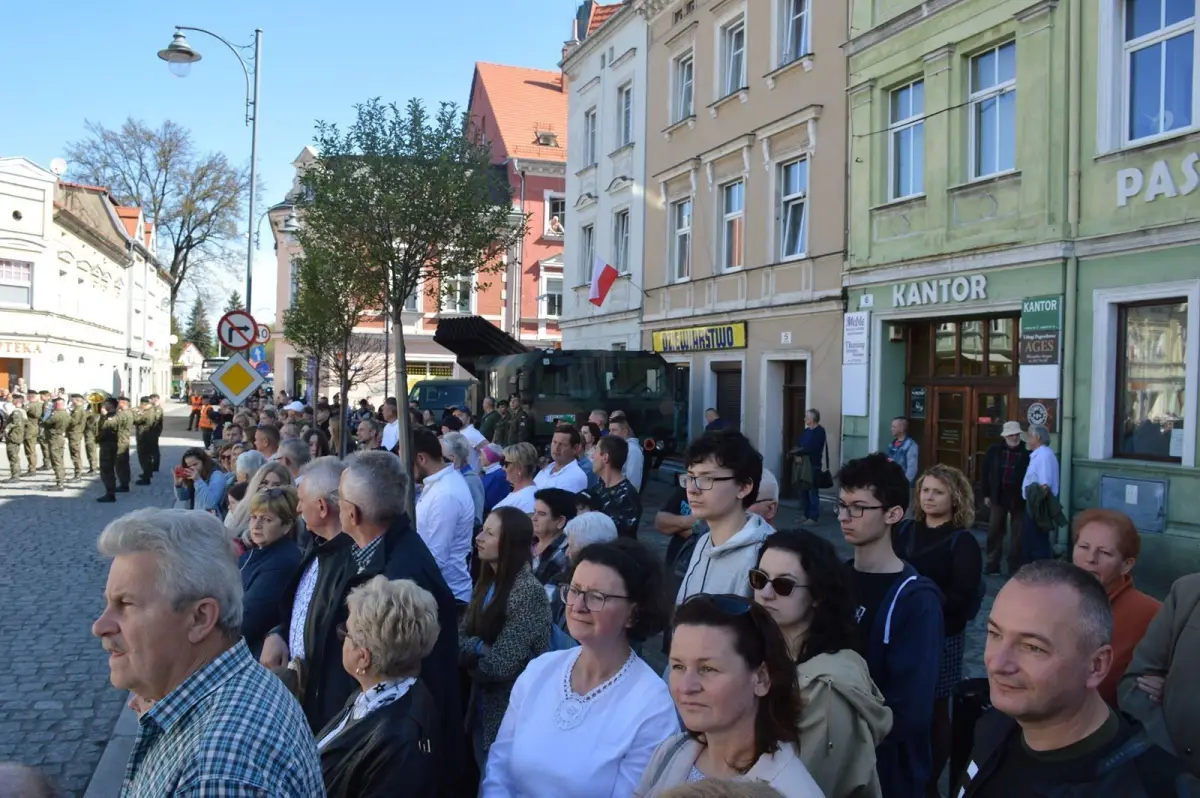 Uroczystość na rynku w Leśnej