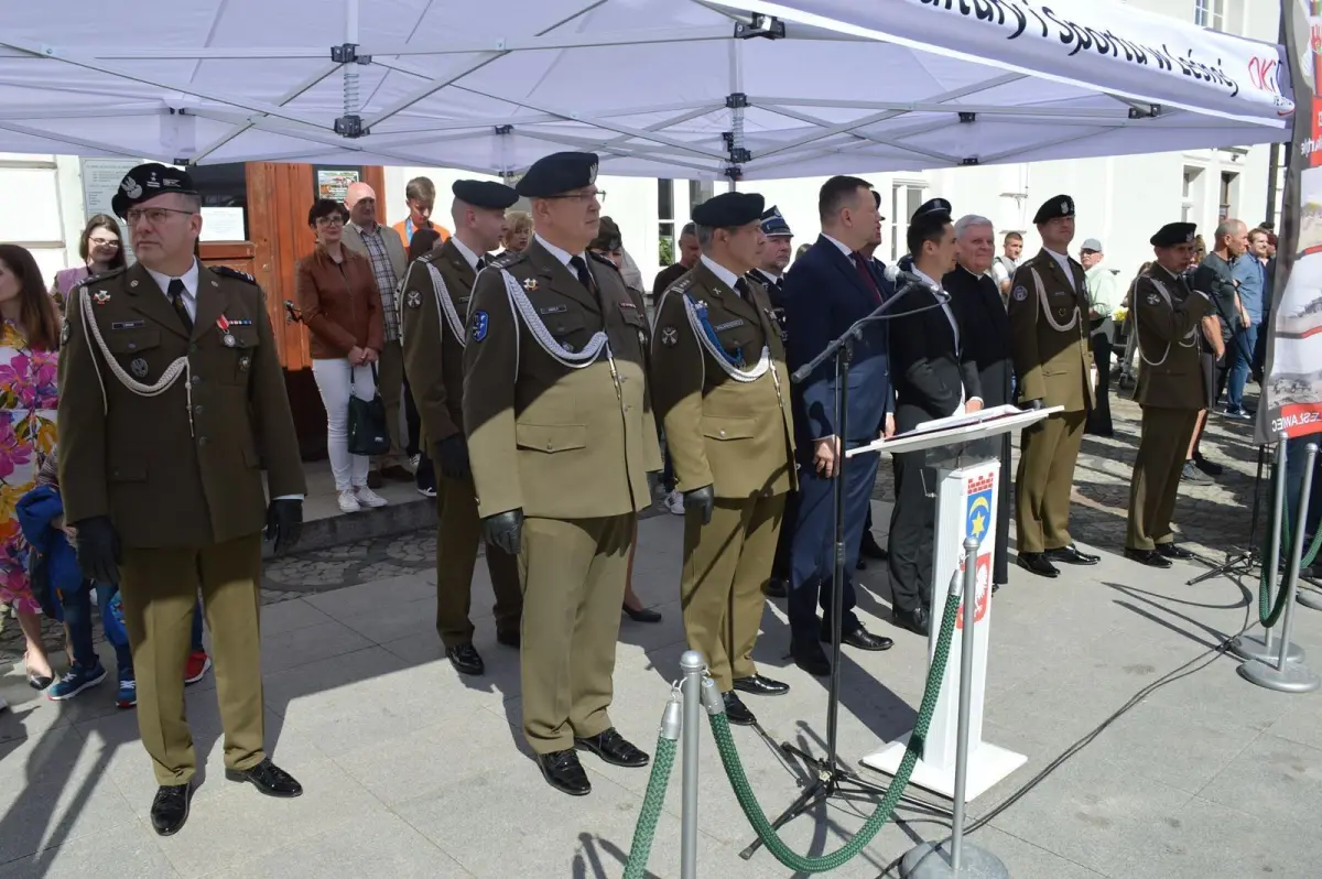 Uroczystość na rynku w Leśnej