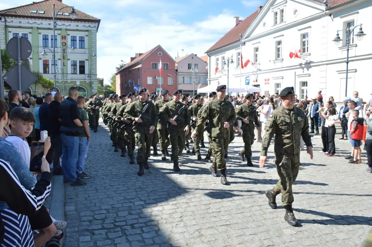 Uroczystość na rynku w Leśnej