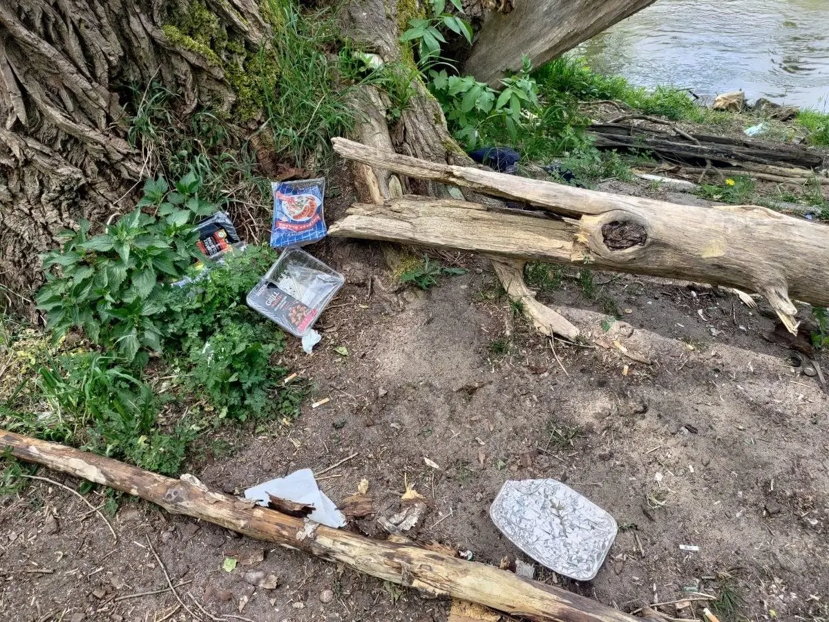 Śmieci nad Bobrem, niedaleko wiaduktu