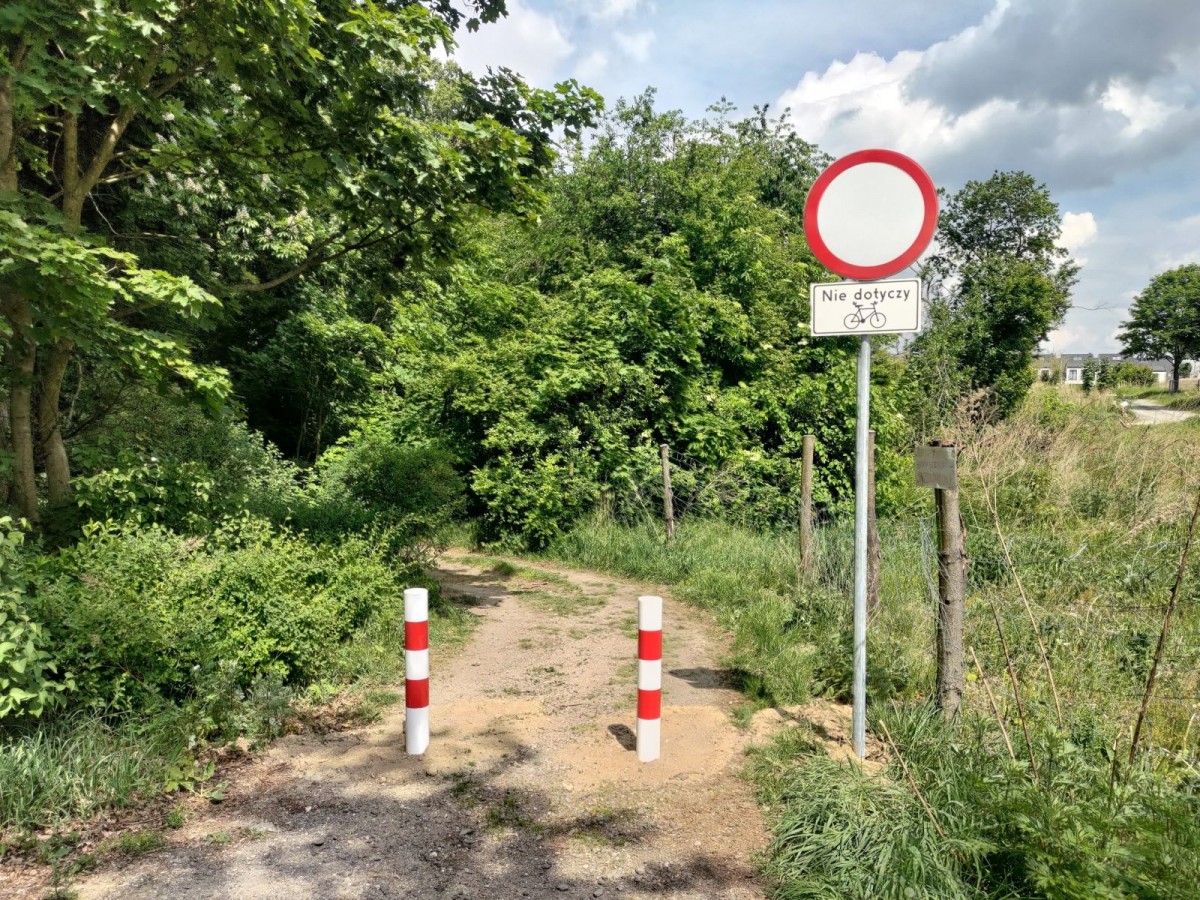 Aleja Przyleśna zabezpieczona przed samochodami i quadami