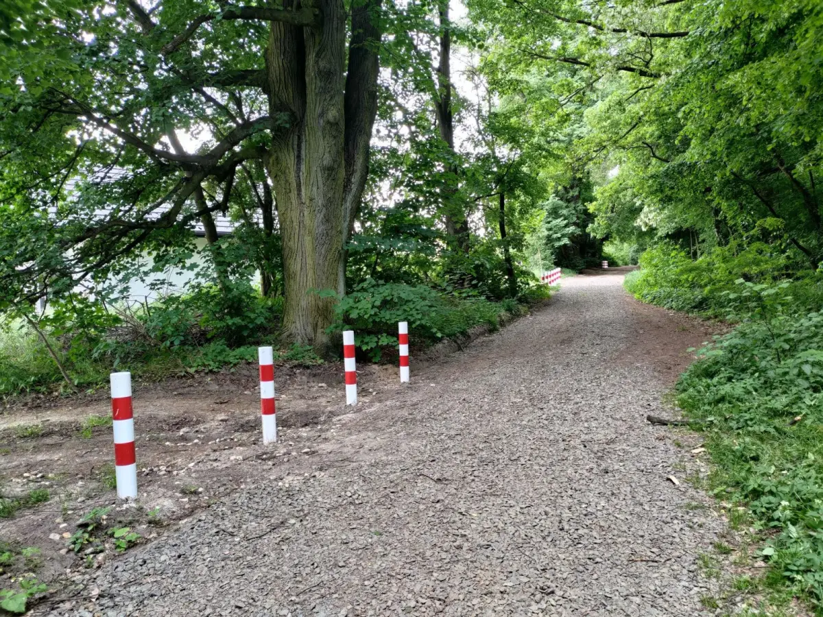 Aleja Przyleśna zabezpieczona przed samochodami i quadami