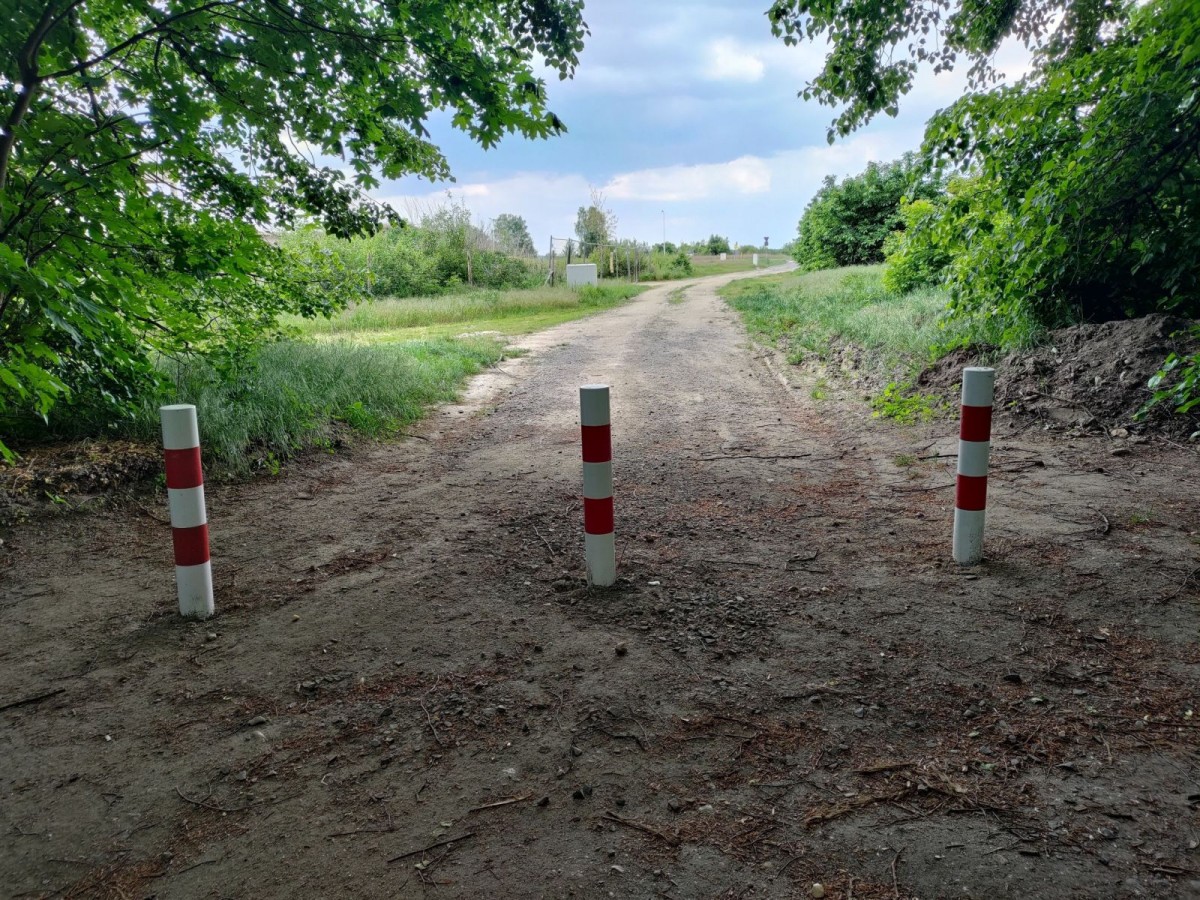 Aleja Przyleśna zabezpieczona przed samochodami i quadami