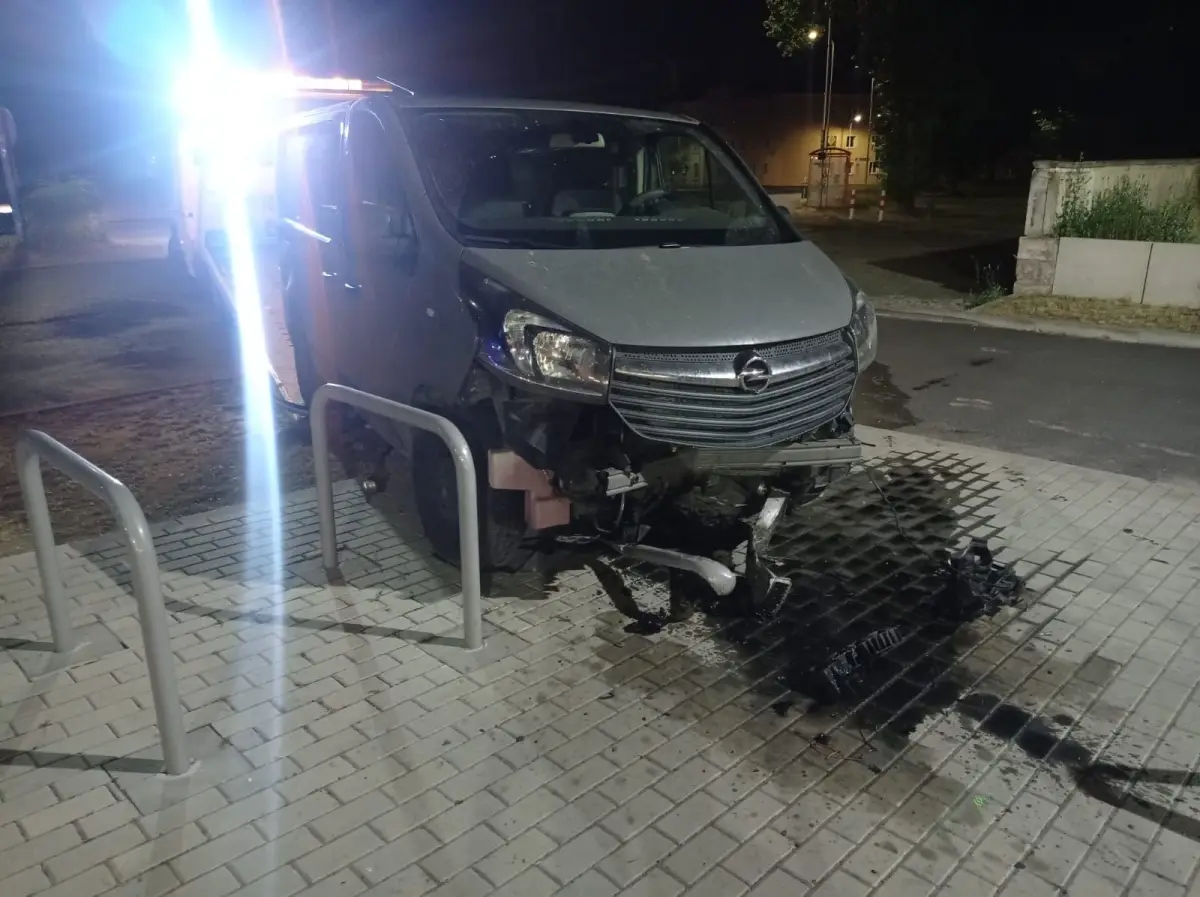 Bus wjechał w hydrant w Bolesławcu