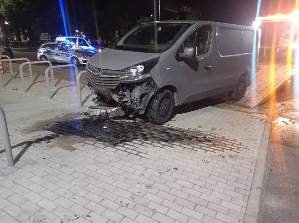 Bus wjechał w hydrant w Bolesławcu