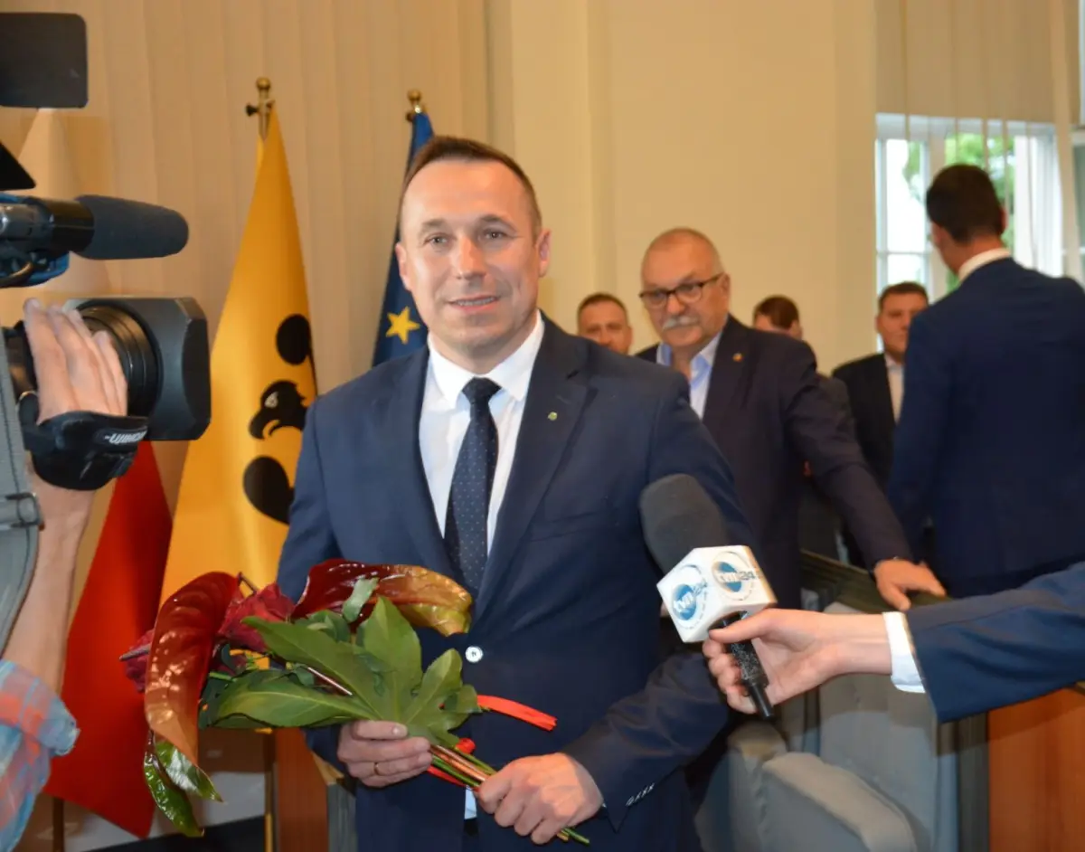 Marszałek Paweł Gancarz został wybrany większością aż 28 głosów