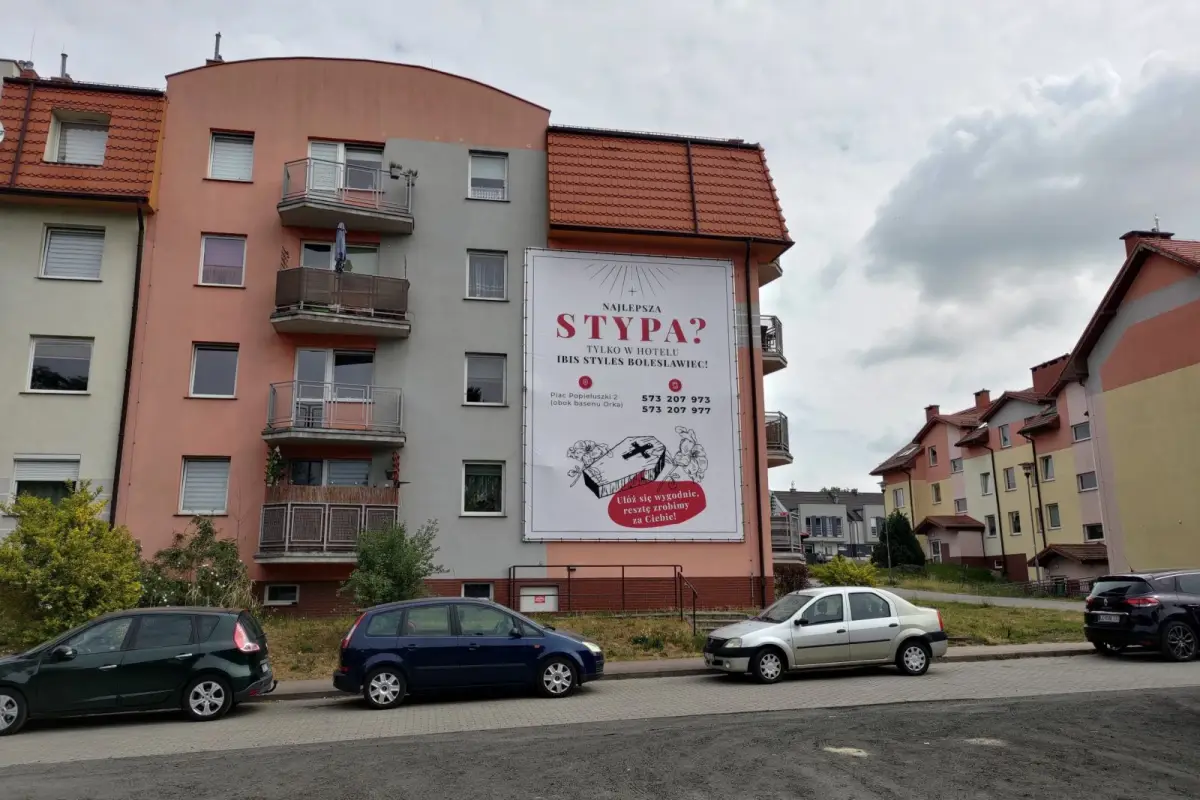 Reklama na budynku przy Śluzowej w Bolesławcu