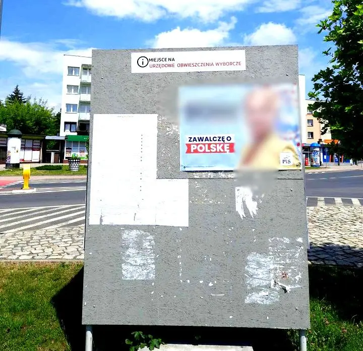 Zdjęcie kandydatki PiS na słupie ogłoszeniowym koło Orki.