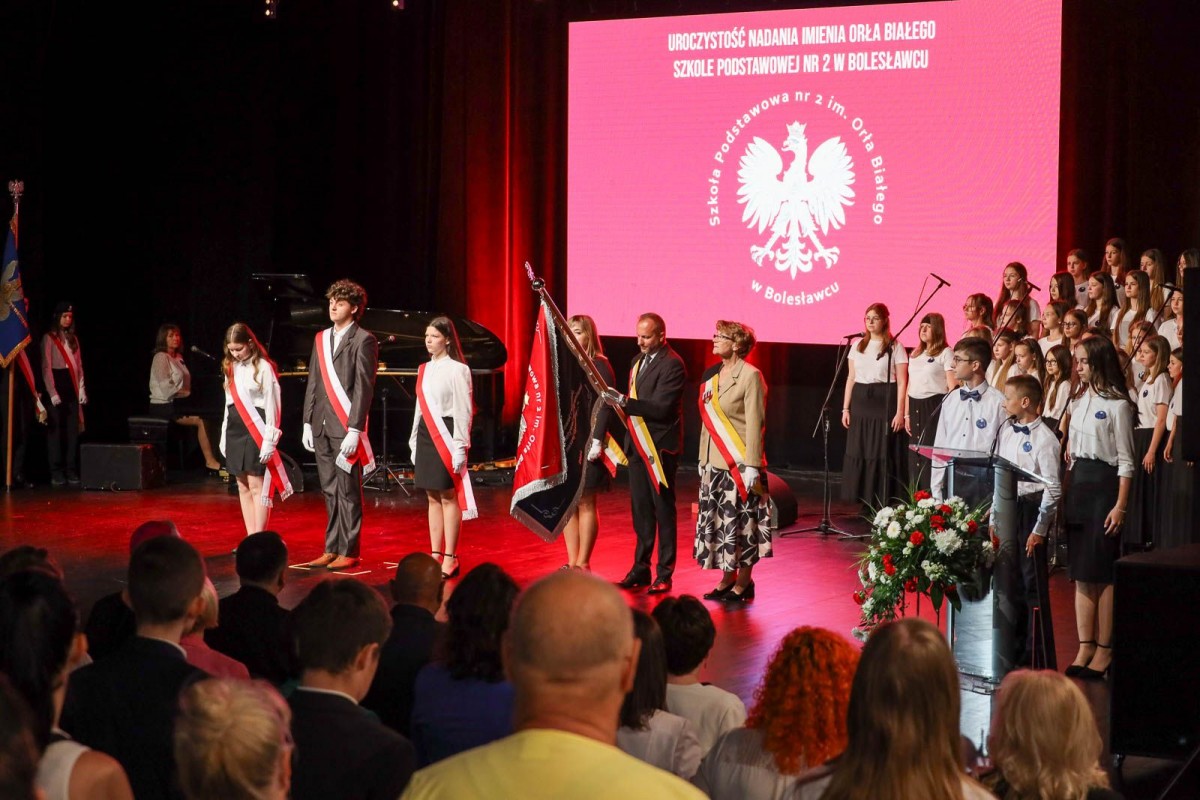 Uroczystość nadania imienia Orła Białego Szkole Podstawowej nr 2 w Bolesławcu