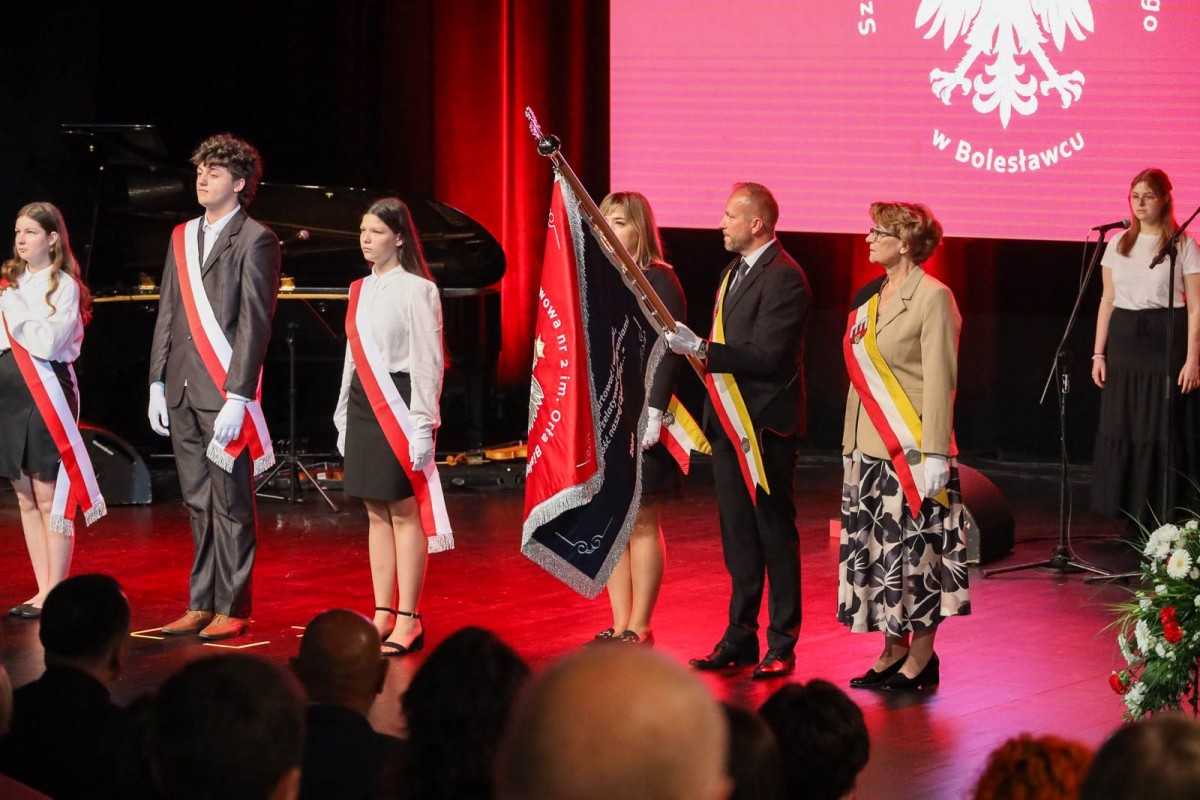 Uroczystość nadania imienia Orła Białego Szkole Podstawowej nr 2 w Bolesławcu