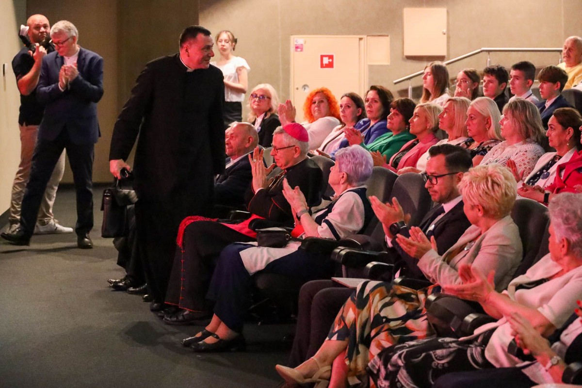 Uroczystość nadania imienia Orła Białego Szkole Podstawowej nr 2 w Bolesławcu