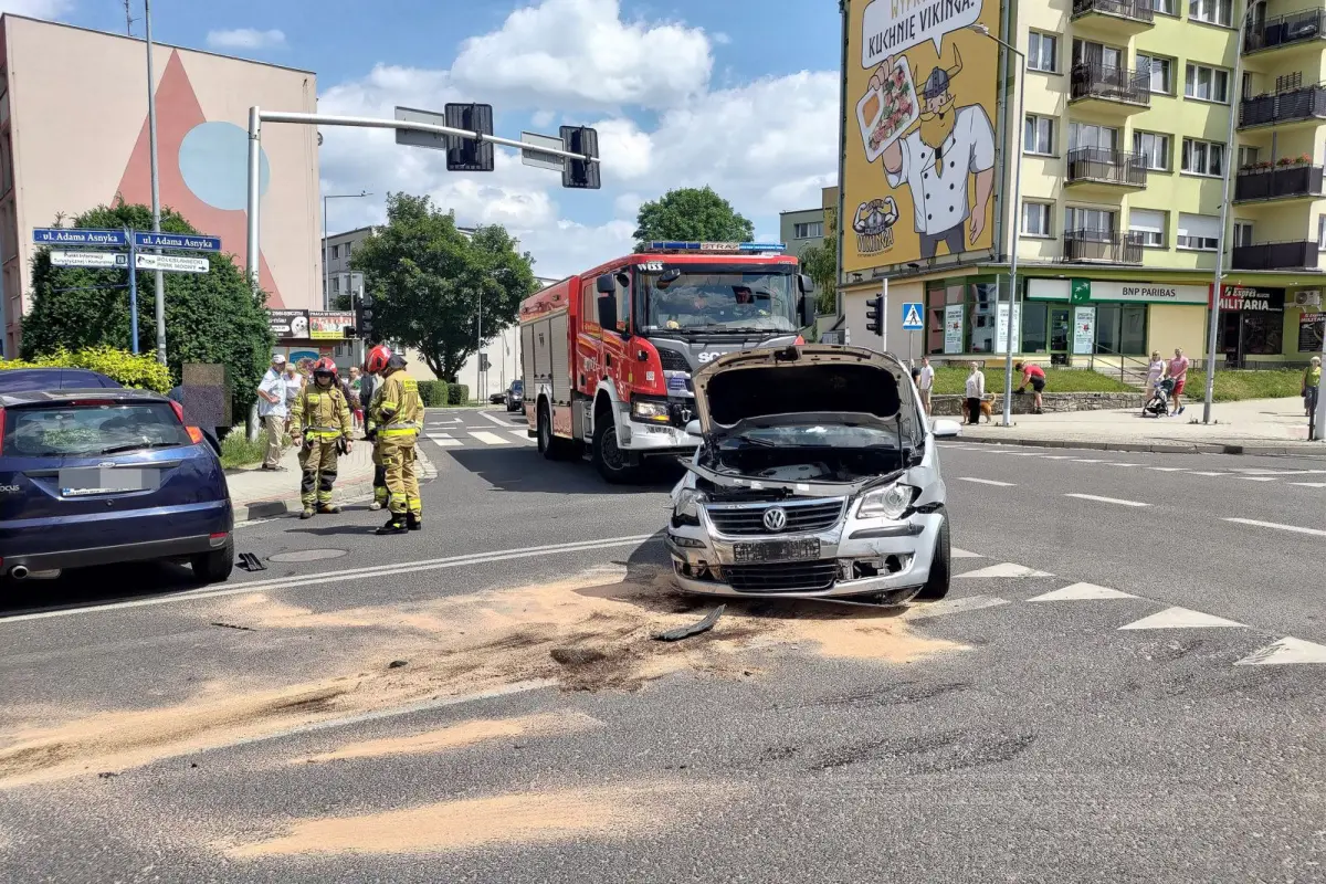 Stłuczka na skrzyżowaniu ulic Asnyka i Żwirki i Wigury