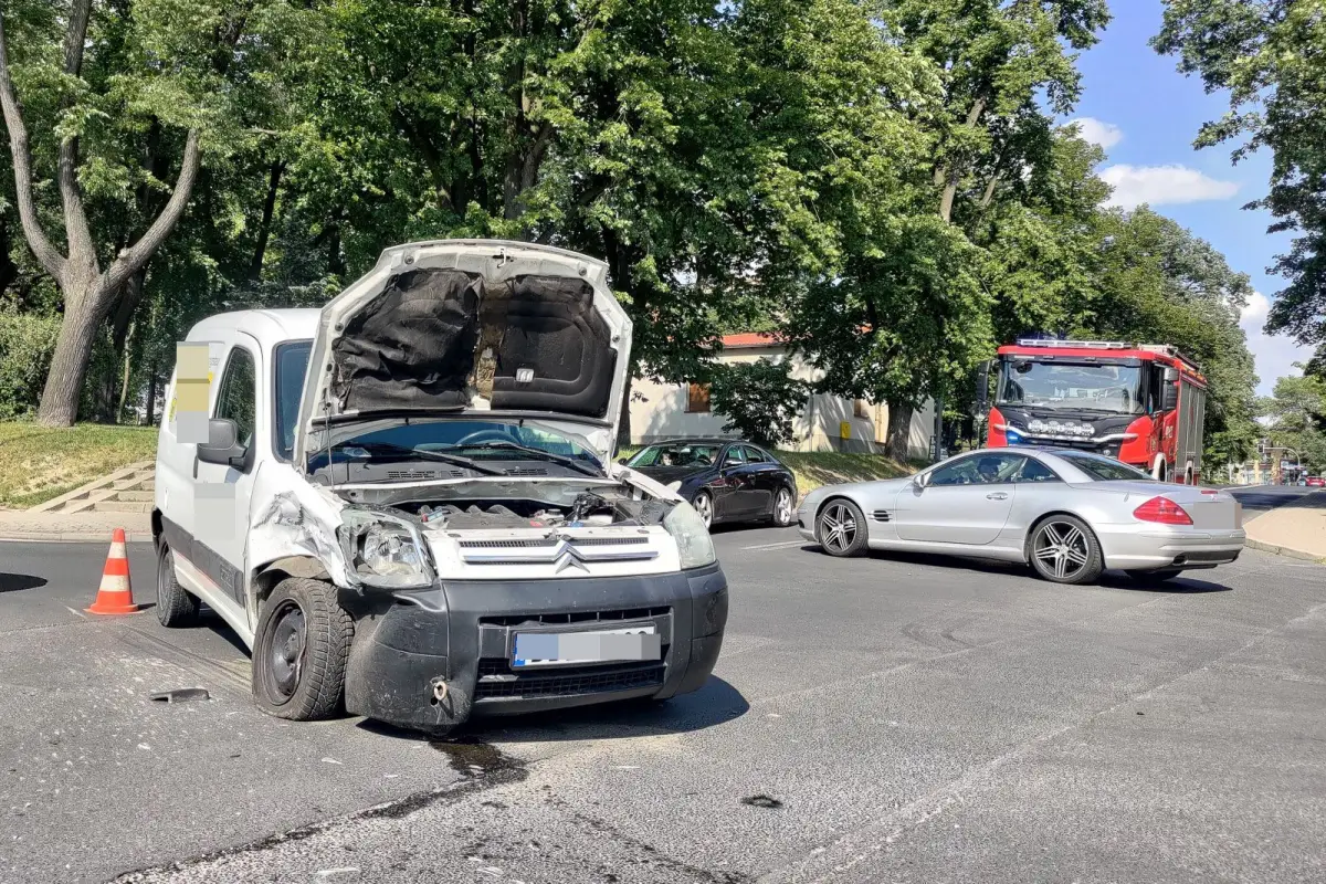 Opel nie zatrzymał się na stopie, uderzył w Citroëna