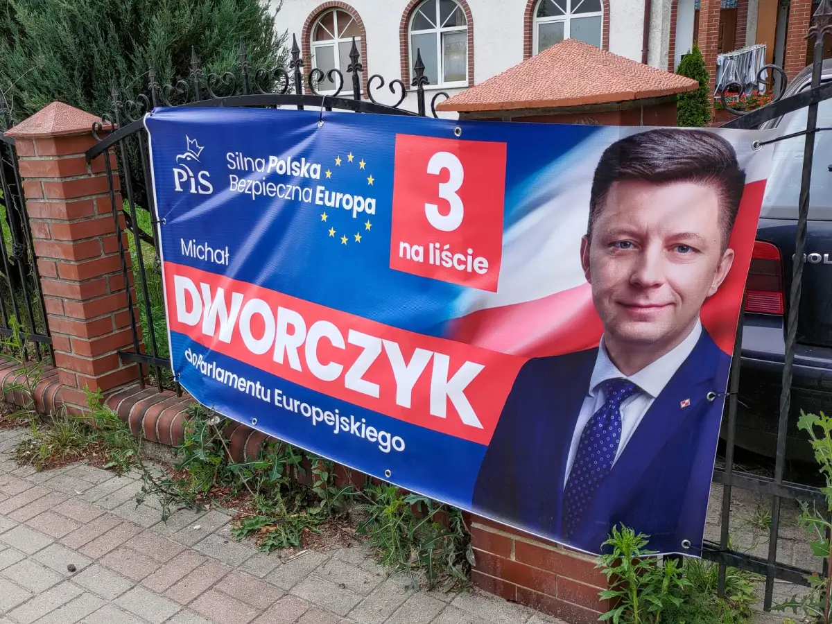 Baner Michała Dworczyka na płocie budynku w Bolesławcu