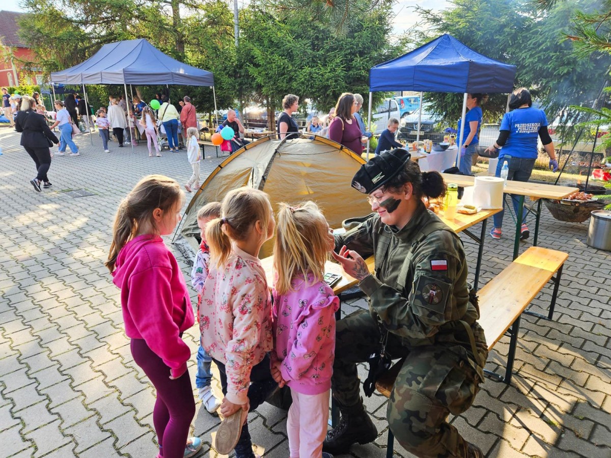 Przedszkolaki w 23 Śląskim Pułku Artylerii w Bolesławcu