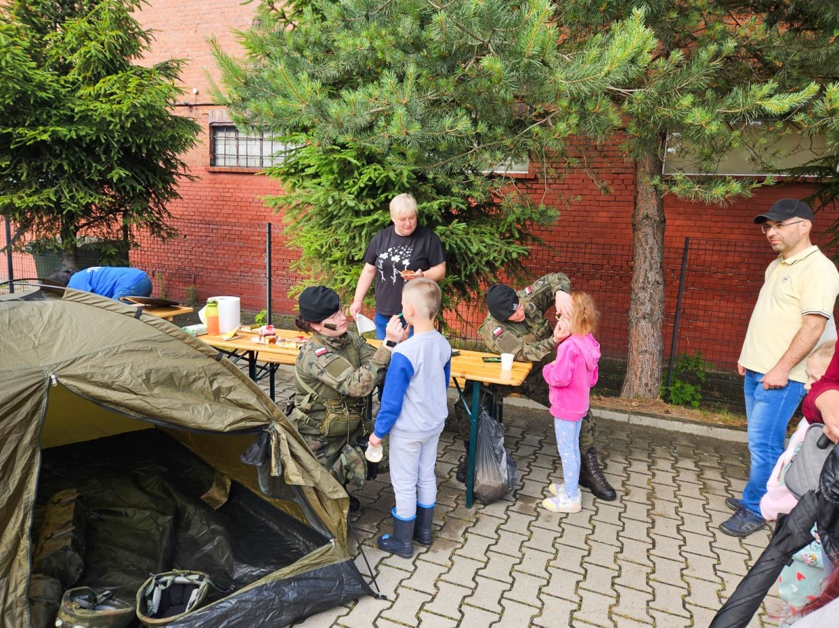 Przedszkolaki w 23 Śląskim Pułku Artylerii w Bolesławcu
