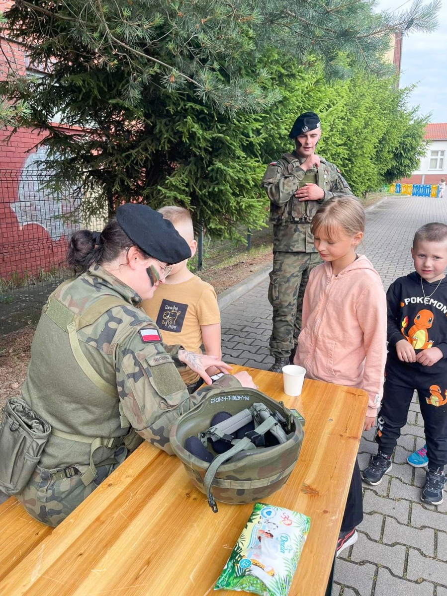 Przedszkolaki w 23 Śląskim Pułku Artylerii w Bolesławcu