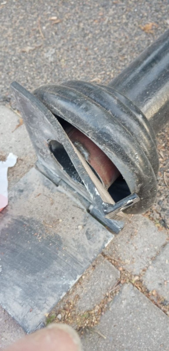 Zdemolowali 15 lamp, uszkodzili słupki i próbowali ukraść ławki