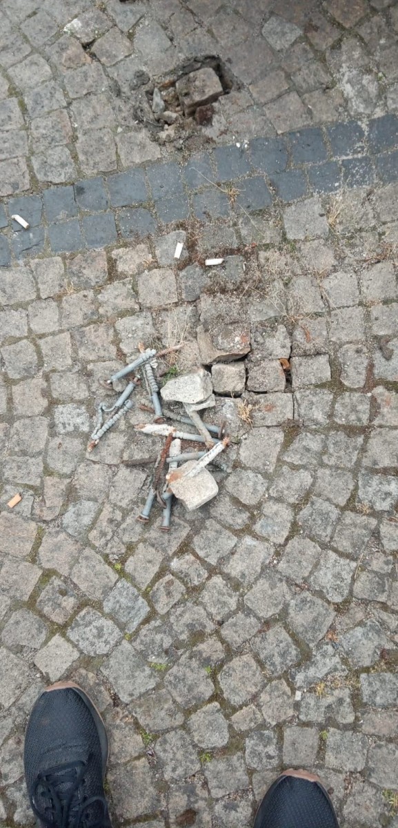 Zdemolowali 15 lamp, uszkodzili słupki i próbowali ukraść ławki