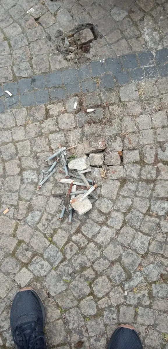 Zdemolowali 15 lamp, uszkodzili słupki i próbowali ukraść ławki