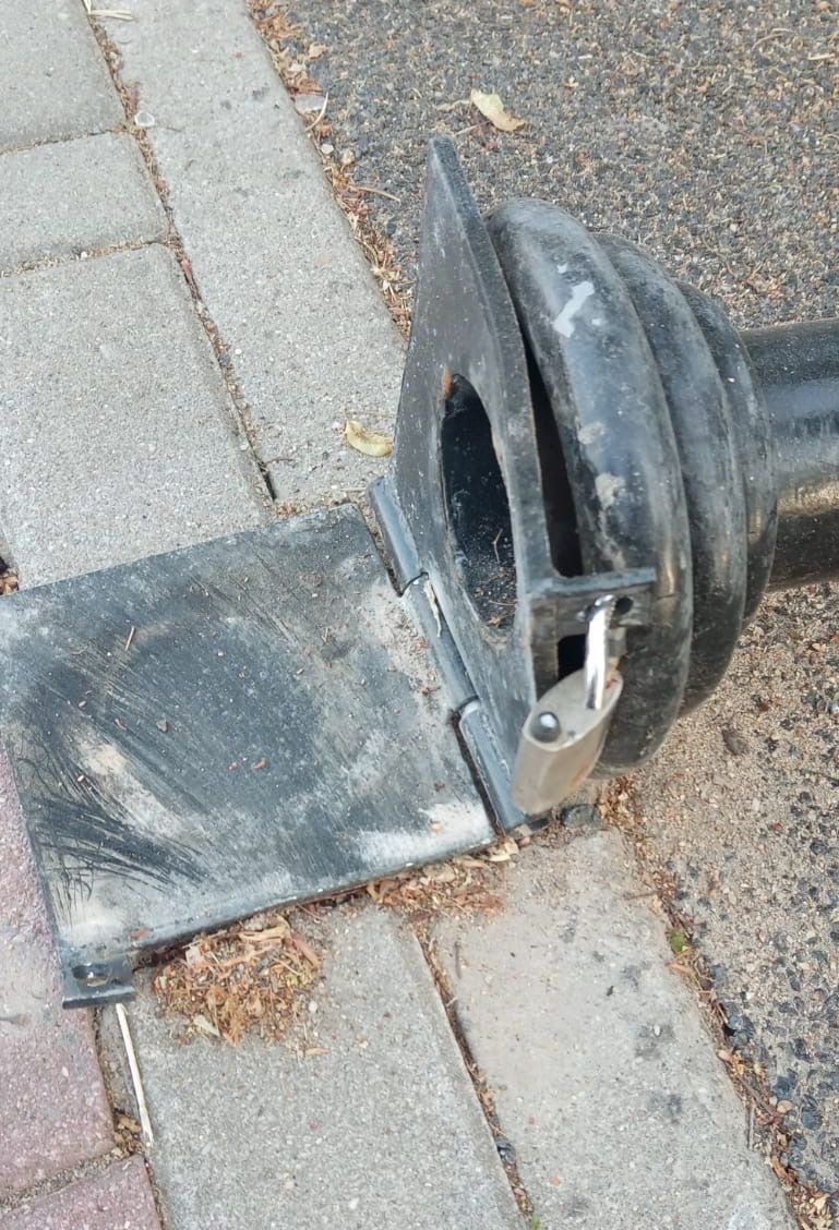 Zdemolowali 15 lamp, uszkodzili słupki i próbowali ukraść ławki