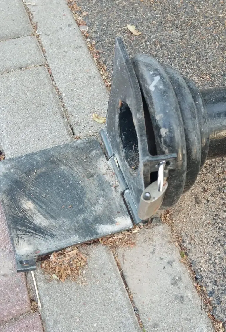 Zdemolowali 15 lamp, uszkodzili słupki i próbowali ukraść ławki