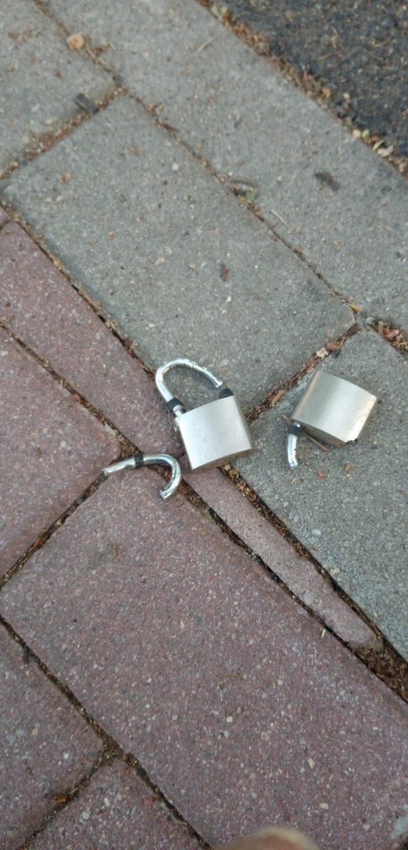 Zdemolowali 15 lamp, uszkodzili słupki i próbowali ukraść ławki