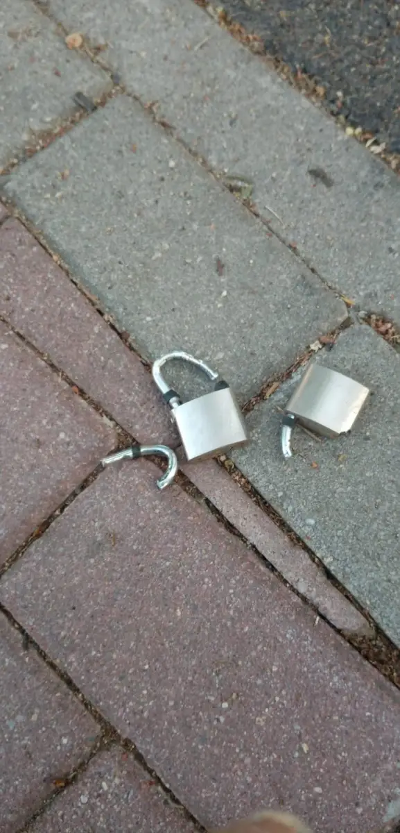 Zdemolowali 15 lamp, uszkodzili słupki i próbowali ukraść ławki