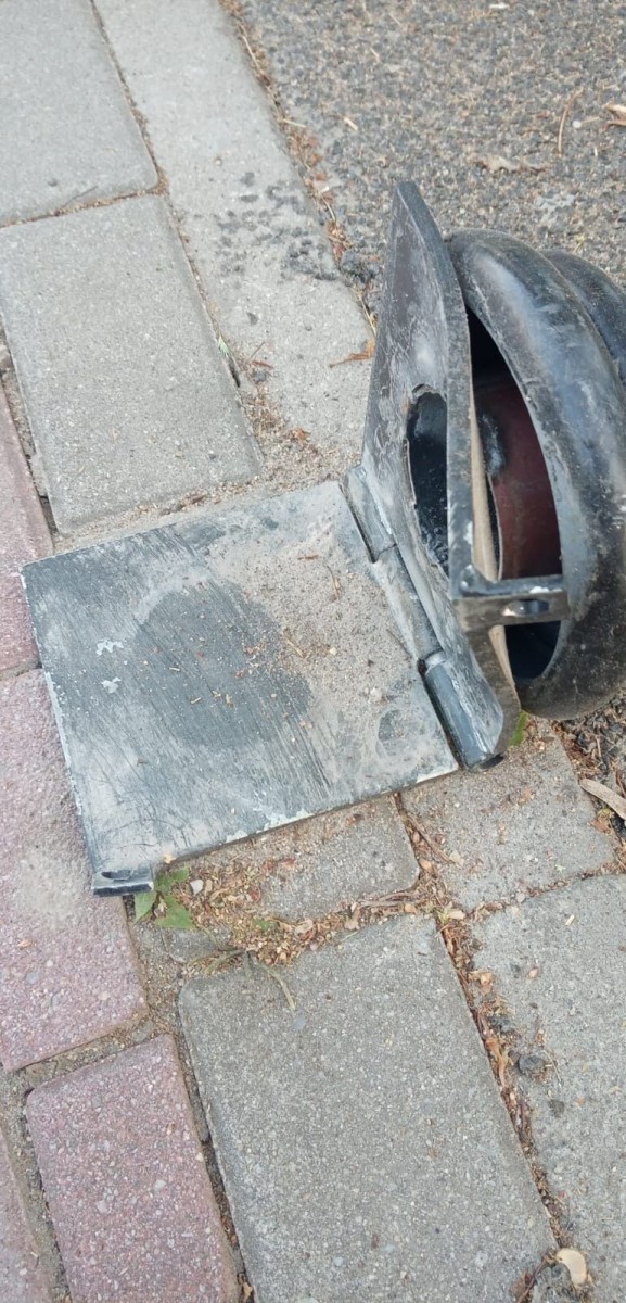 Zdemolowali 15 lamp, uszkodzili słupki i próbowali ukraść ławki