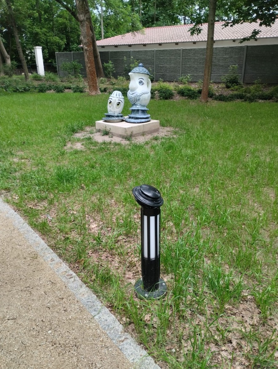 Zdemolowali 15 lamp, uszkodzili słupki i próbowali ukraść ławki