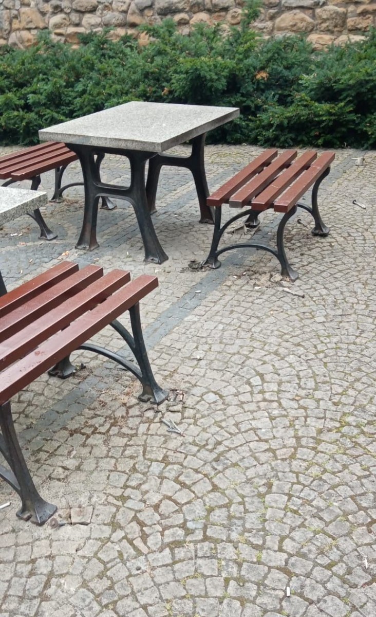 Zdemolowali 15 lamp, uszkodzili słupki i próbowali ukraść ławki