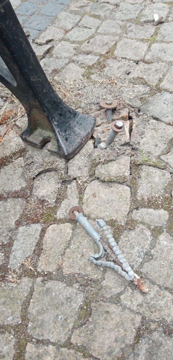 Zdemolowali 15 lamp, uszkodzili słupki i próbowali ukraść ławki