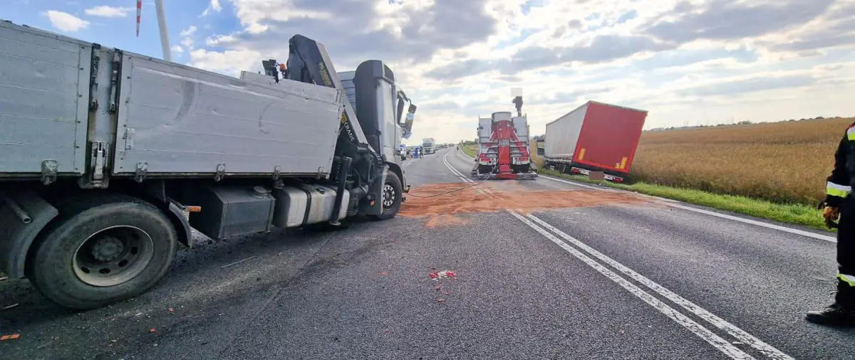 Wypadek z udziałem dwóch ciężarówek