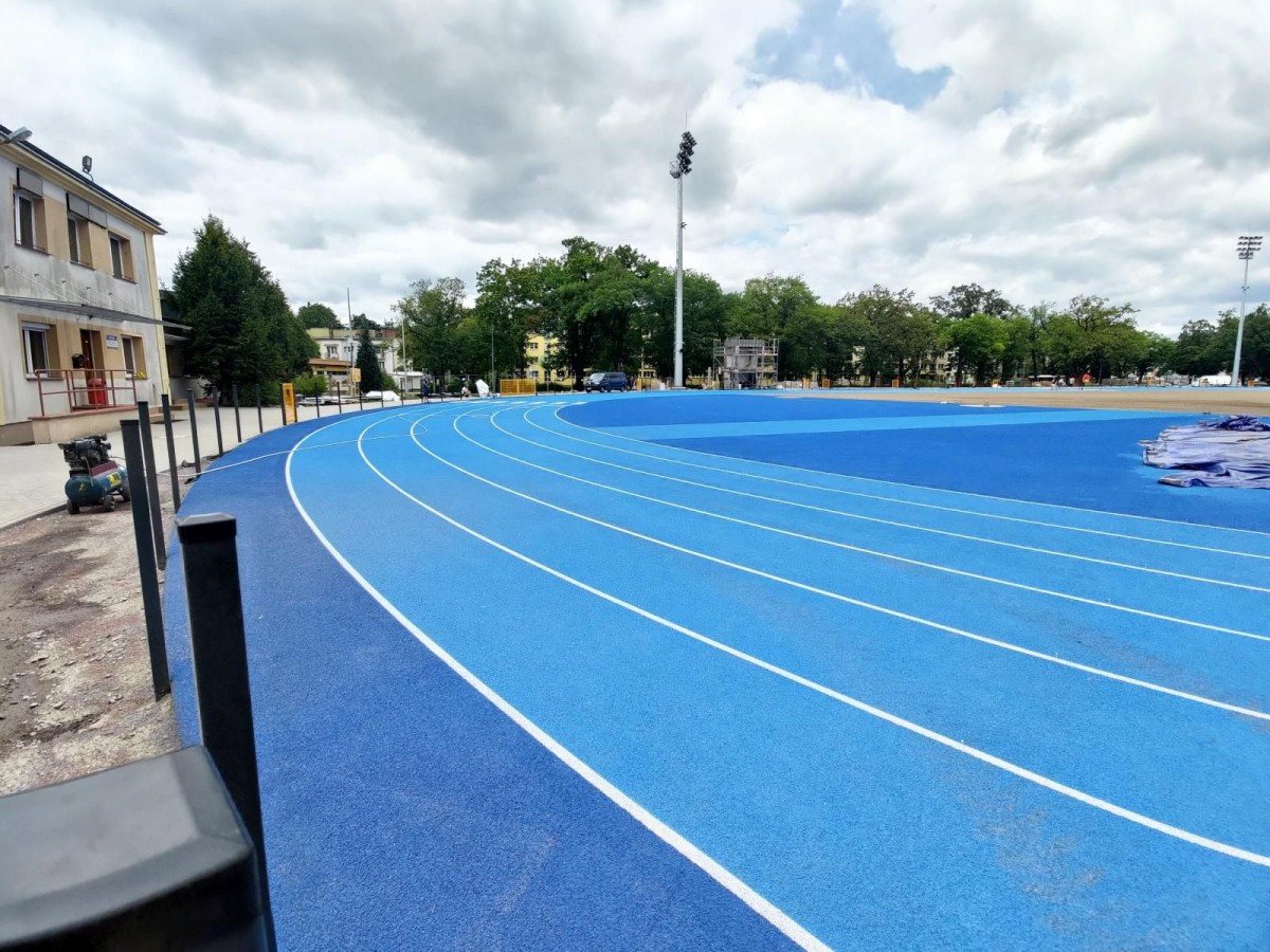 Stadion miejski w Bolesławcu w czasie modernizacji