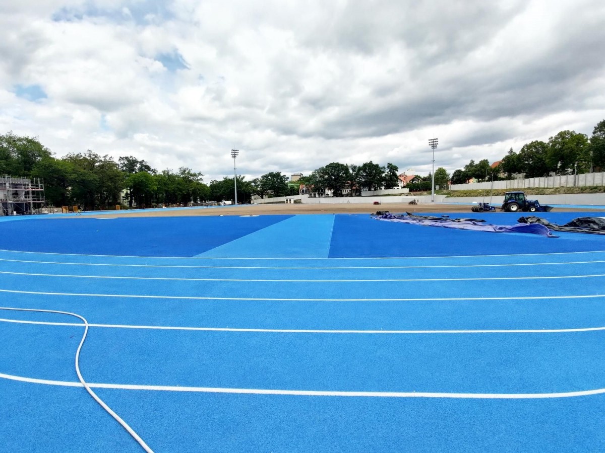 Stadion miejski w Bolesławcu w czasie modernizacji