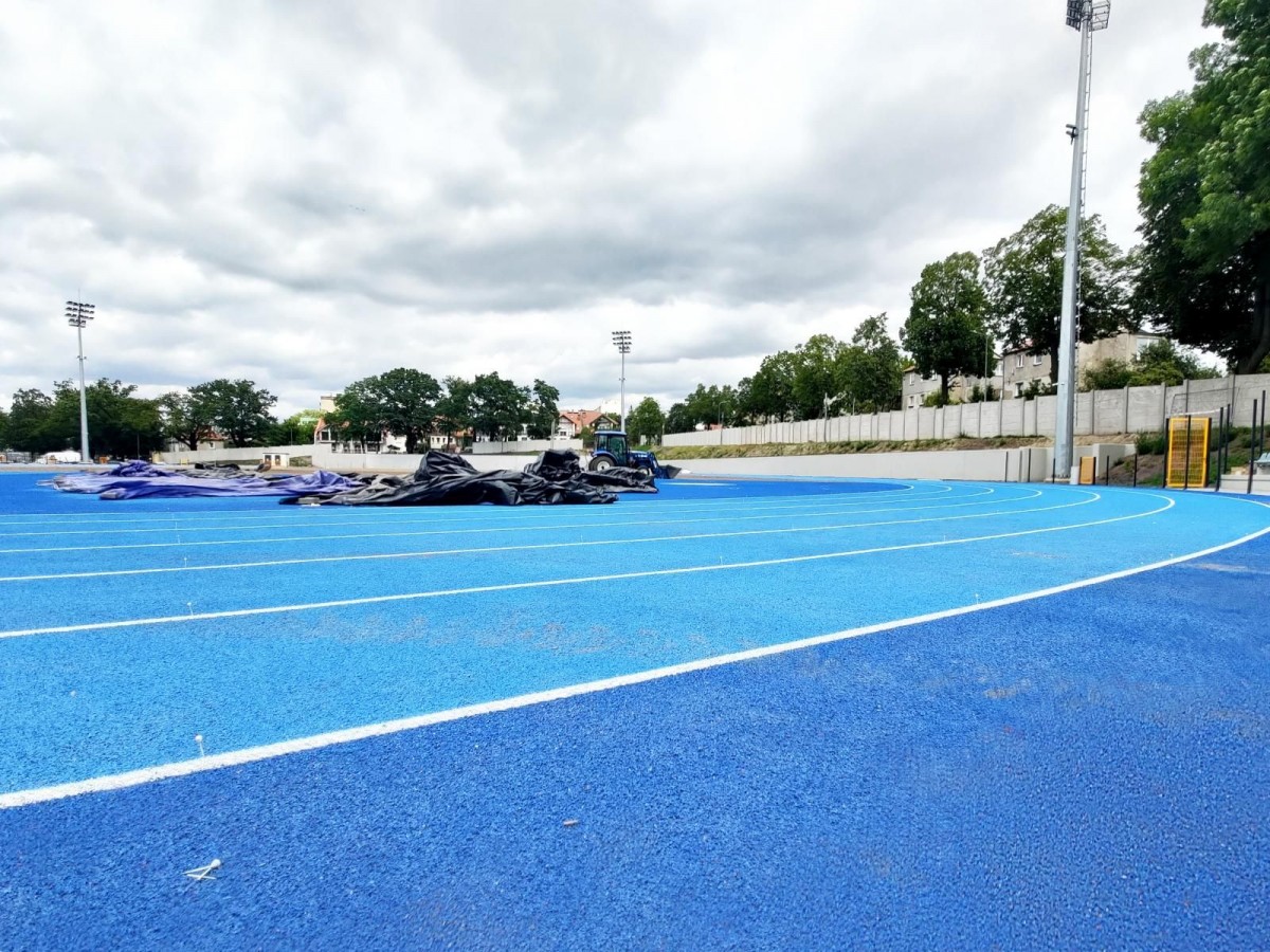 Stadion miejski w Bolesławcu w czasie modernizacji