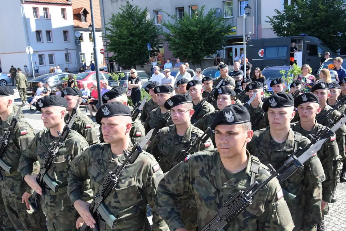 Przysięga wojskowa na rynku we Wleniu