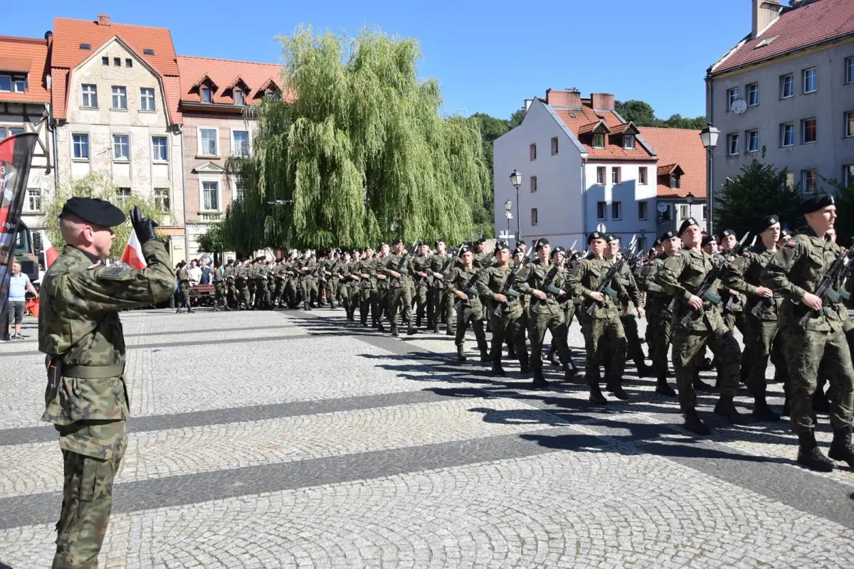 Przysięga wojskowa na rynku we Wleniu