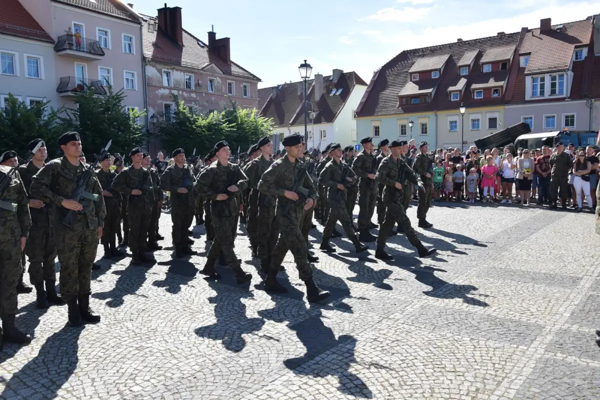 Przysięga wojskowa na rynku we Wleniu