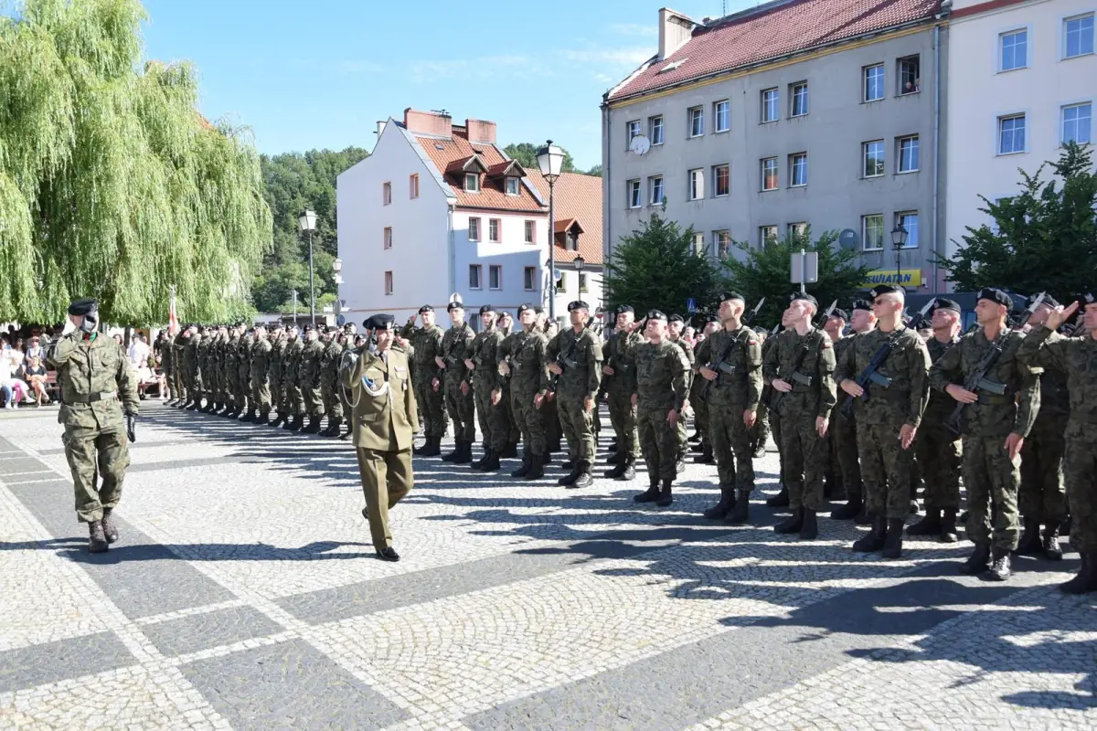 Przysięga wojskowa na rynku we Wleniu