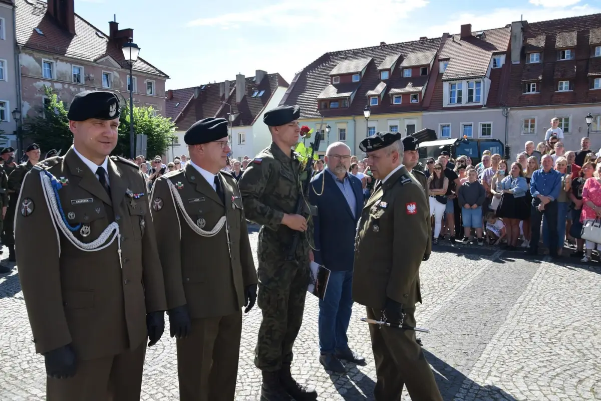 Przysięga wojskowa na rynku we Wleniu