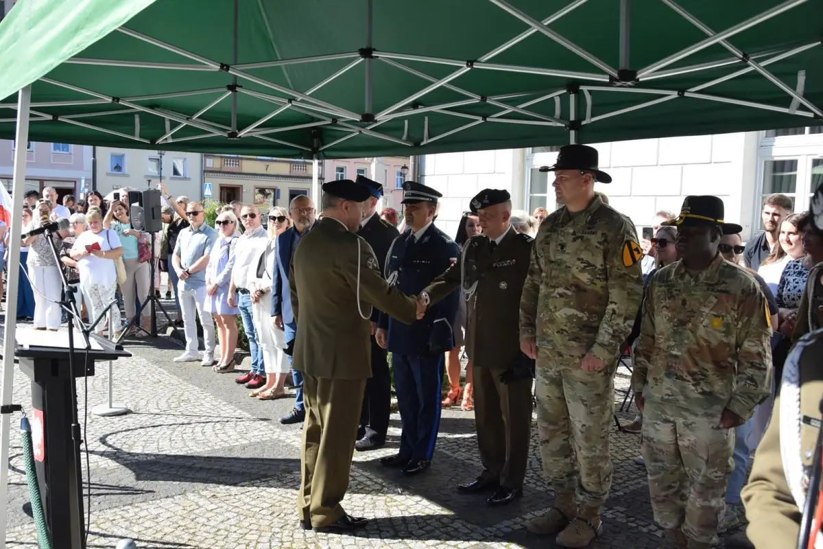 Przysięga wojskowa na rynku we Wleniu