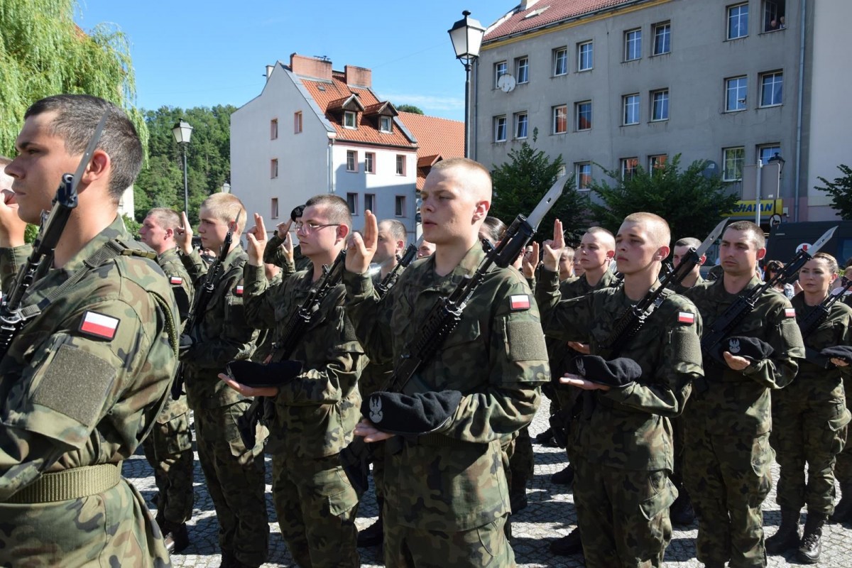 Przysięga wojskowa na rynku we Wleniu