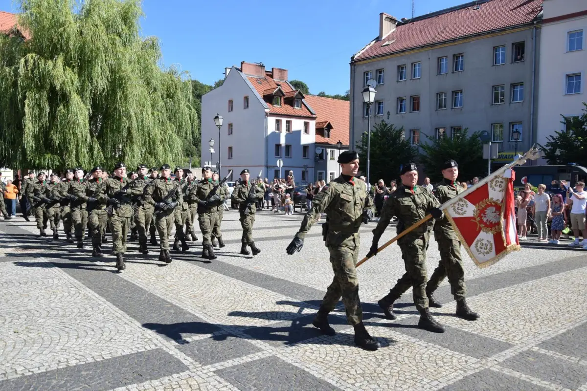 Przysięga wojskowa na rynku we Wleniu