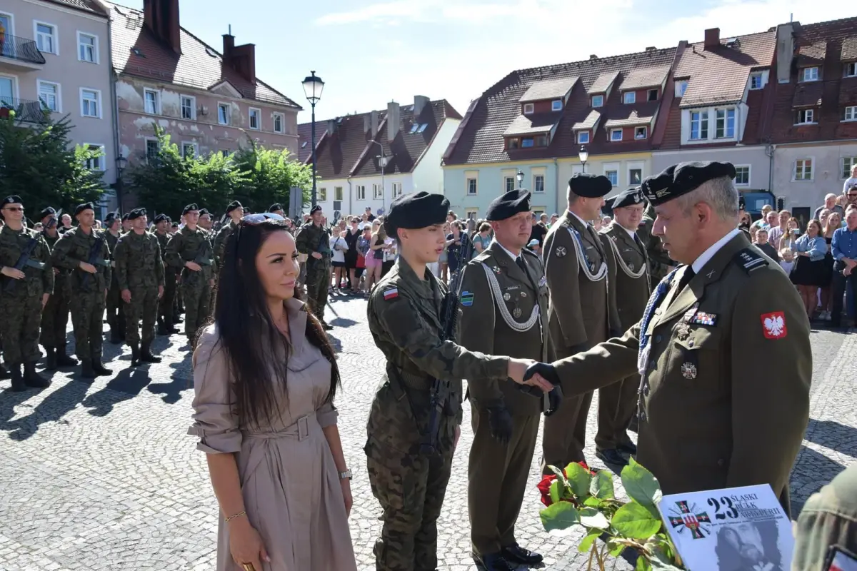 Przysięga wojskowa na rynku we Wleniu