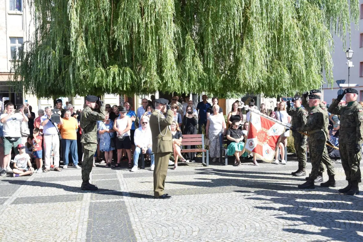 Przysięga wojskowa na rynku we Wleniu