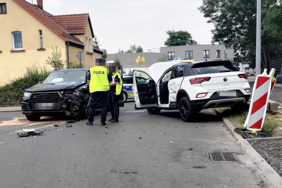 Zdarzenie dwóch aut za Carrefourem w Bolesławcu