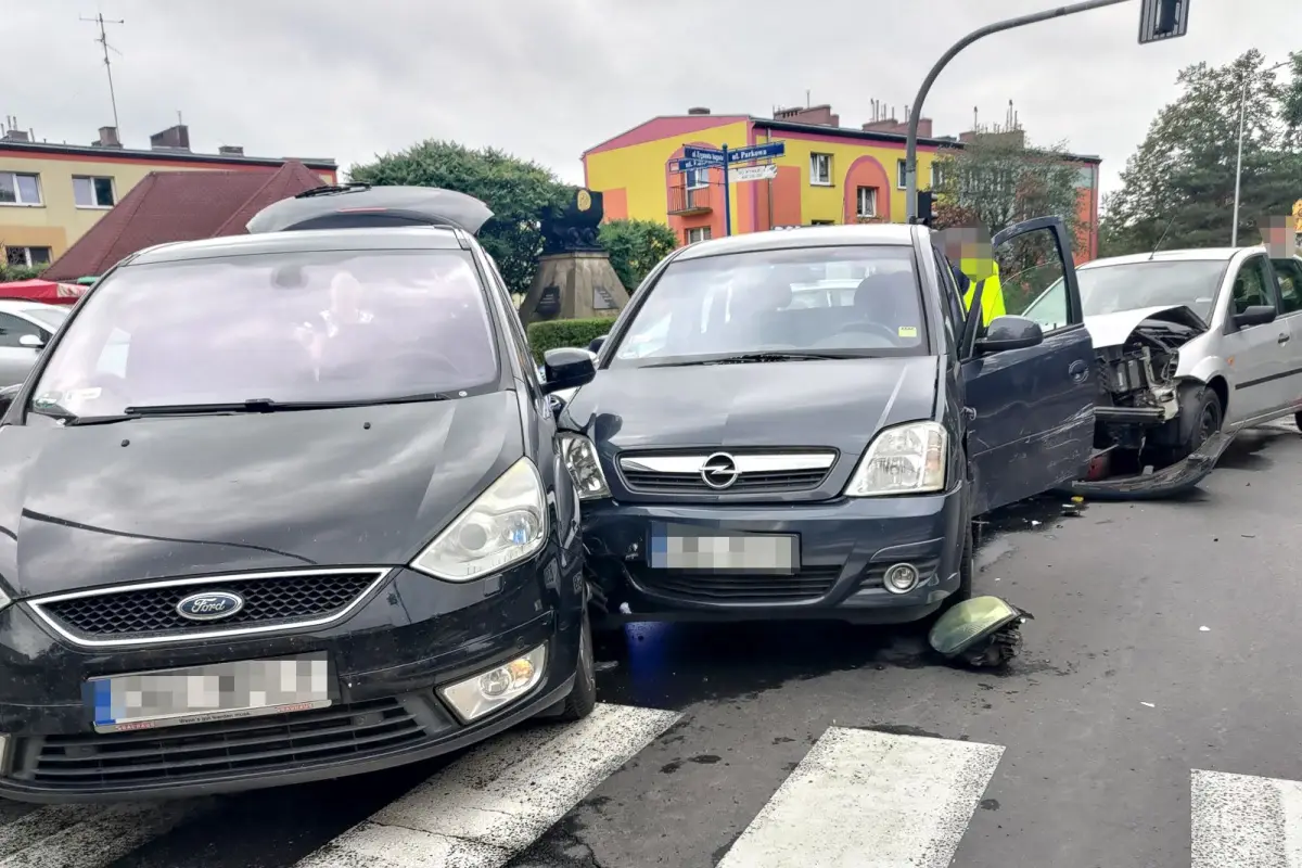 Zderzenie trzech aut koło dawnej siedziby bolesławieckiej policji