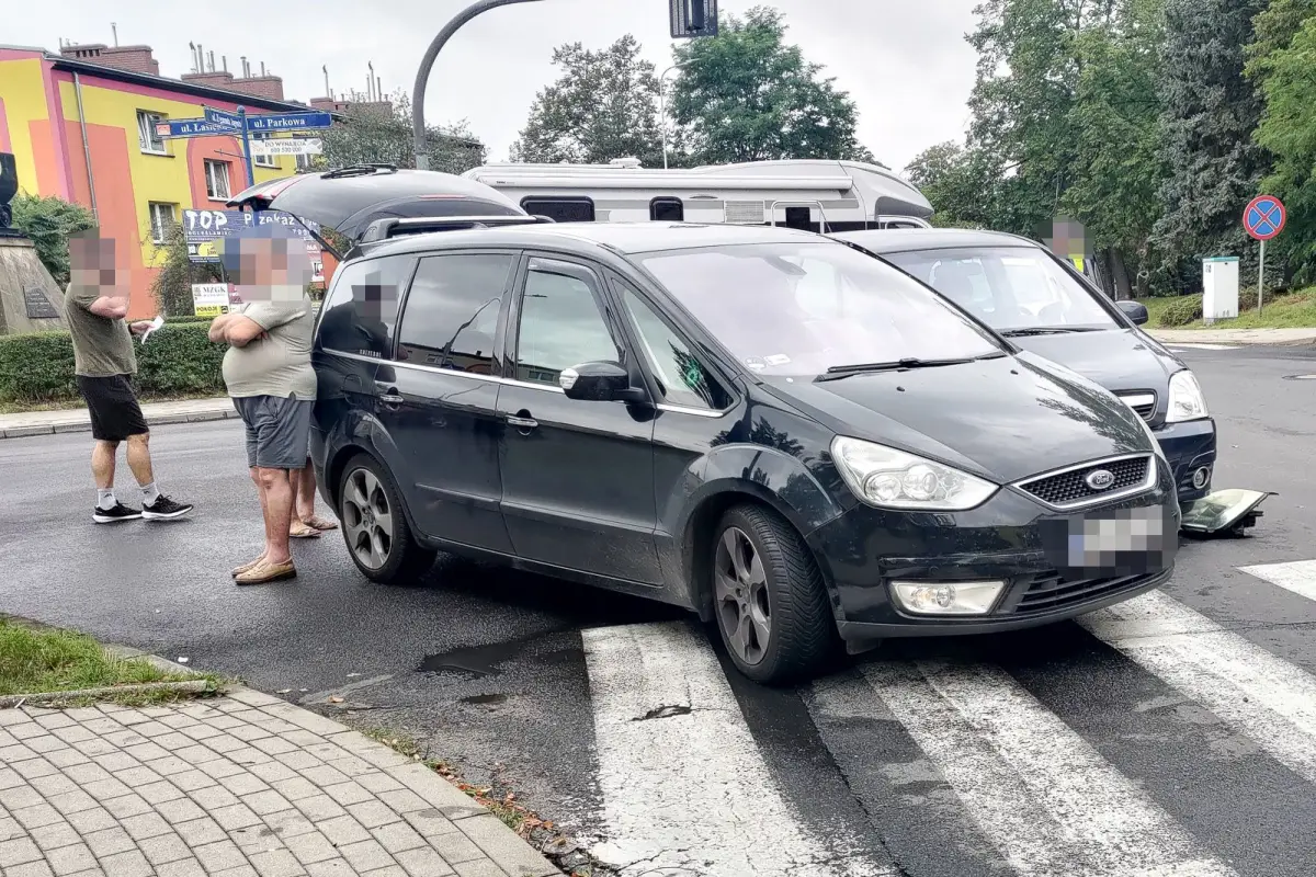 Zderzenie trzech aut koło dawnej siedziby bolesławieckiej policji